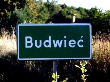 W Budwieci dachowało auto