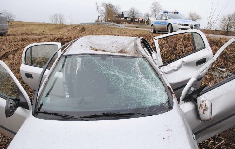 Dachował Opel