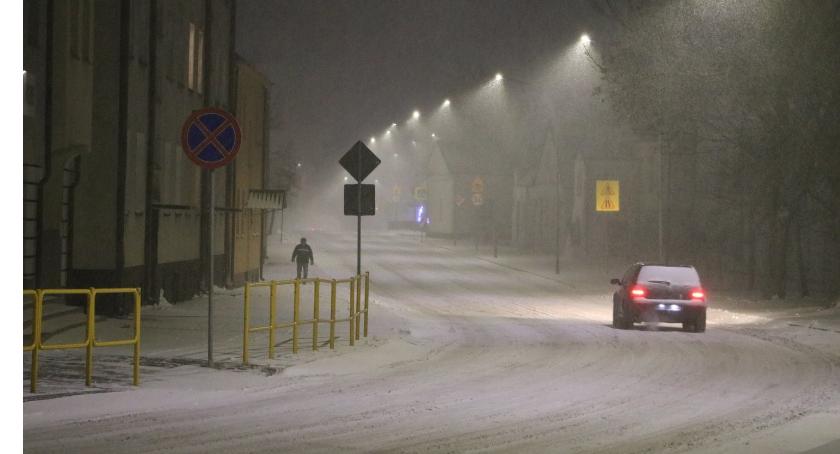 Samochody na ulicy utrudniają odśnieżanie