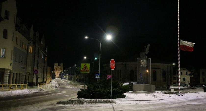 Opuszczone flagi na znak żałoby