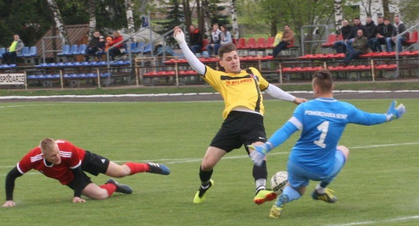 Pomorzanka uległa liderowi tabeli 0:2 