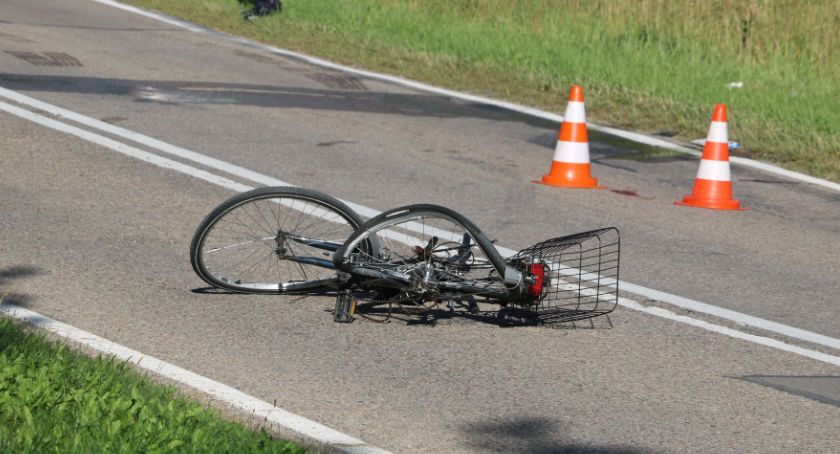 Rowerzystka wjechała przed samochód. Jej stan jest ciężki.