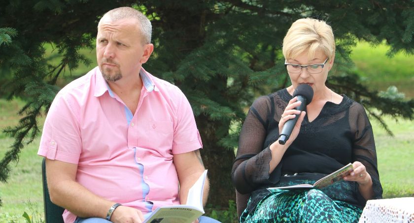 Narodowe Czytanie w parku przy ogólniaku