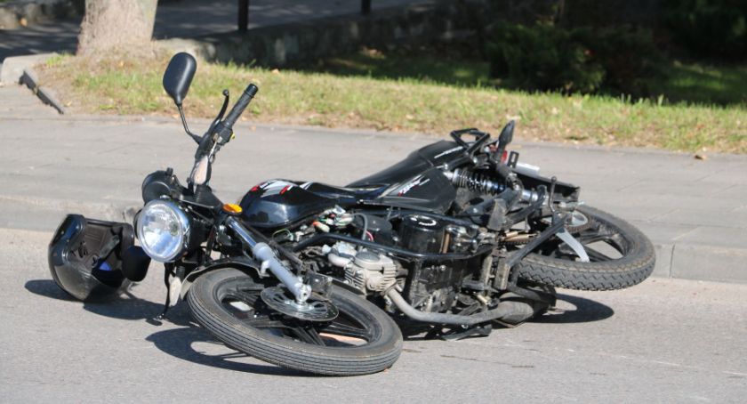 Kolizja z udziałem motorowerzysty w Sejnach (zdjęcia)