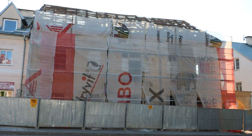 Z centrum miasta znika szpetna kamienica 