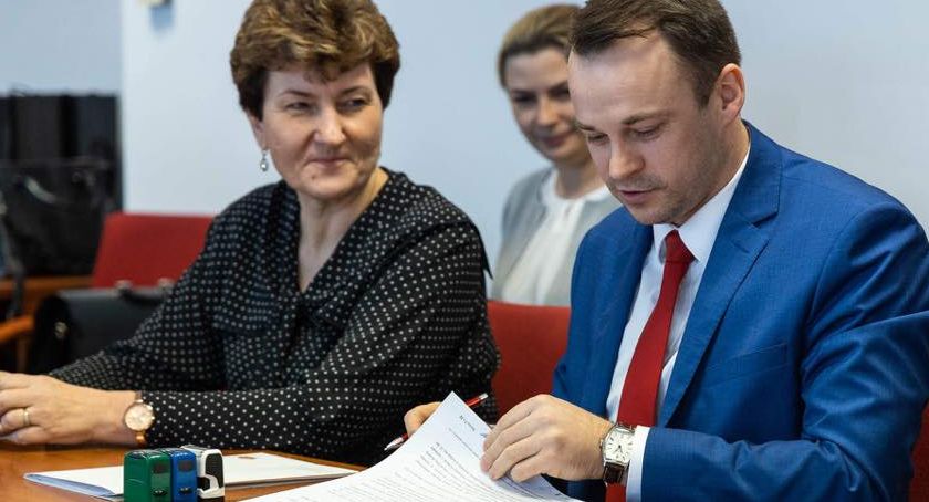 Pomost, latarnie i boisko do plażówki nad Gieretem