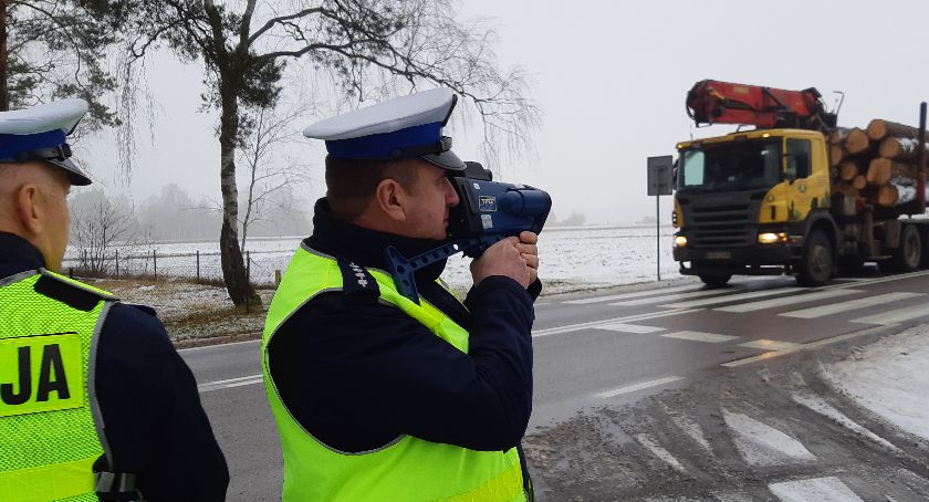 Mundurowi suszyli przy drogach powiatu
