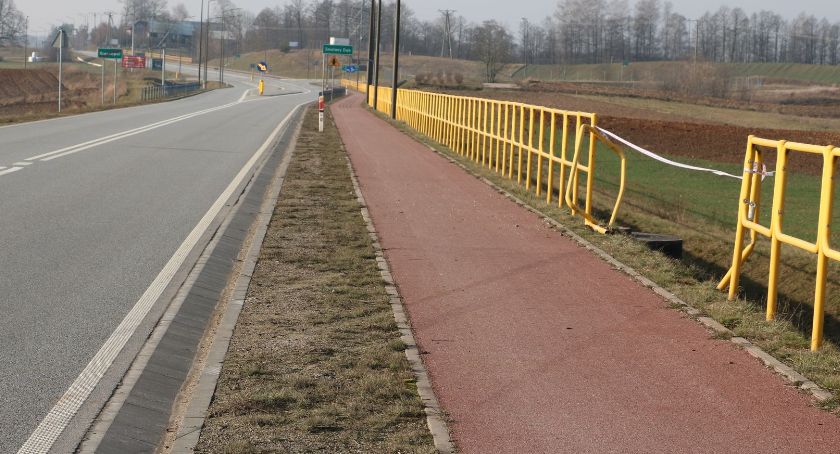 W Smolanym Dębie auto zjechało z drogi