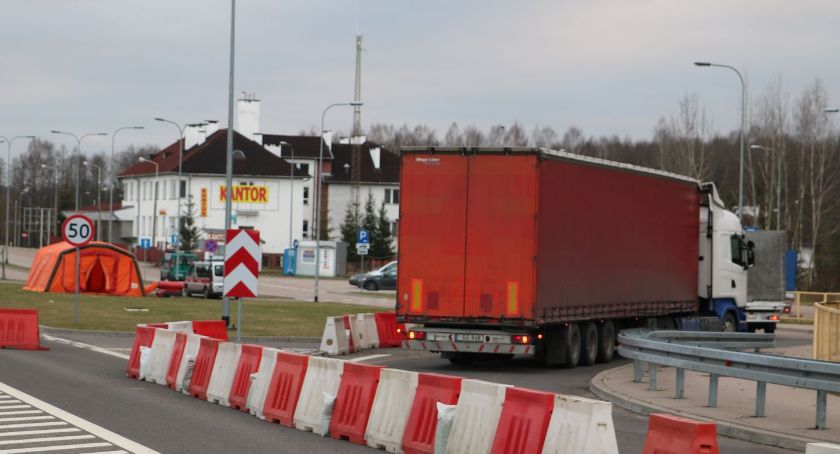 Ciężarówki jadą przez Ogrodniki