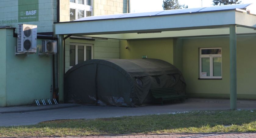 Przed wejściem do szpitala zostaniesz poddany weryfikacji w namiocie