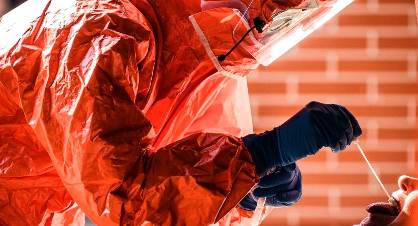 Terytorialsi pobierają próbki do testów na COVID-19