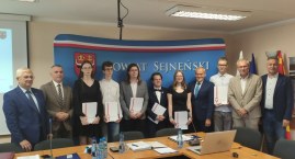 Najlepsi w nauce w powiatowych szkołach