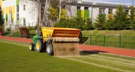 Miasto Sejny regeneruje murawę stadionu