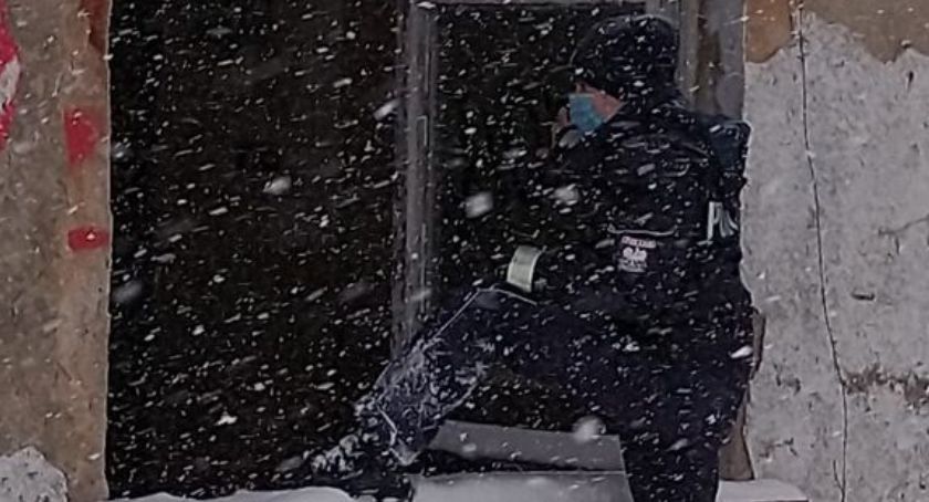 Dzielnicowi ze Szklarskiej Poreby ruszyli na pomoc bezdomnym