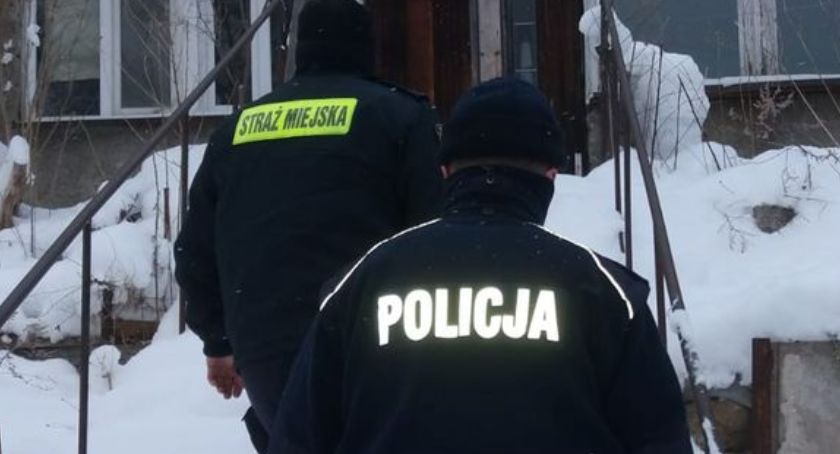 Kolejne dni mrozów. Na pomoc bezdomnym ruszyli mundurowi ze Szklarskiej Poręby.