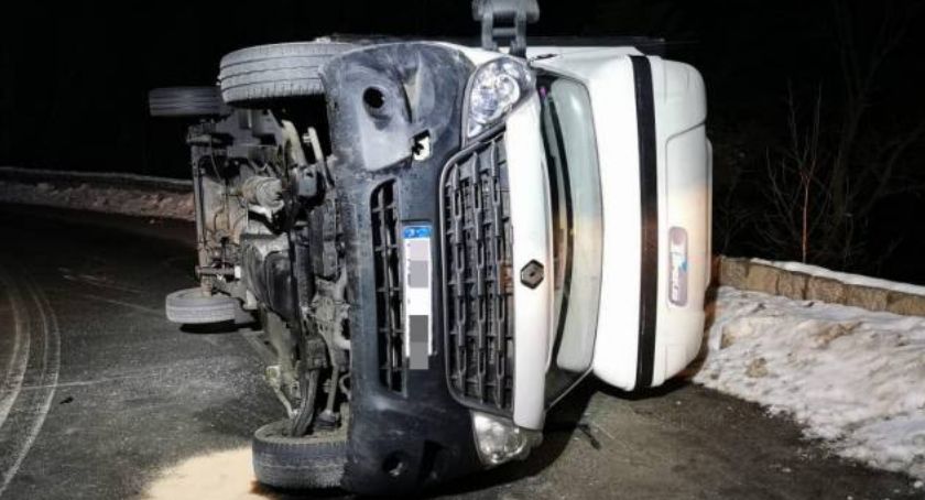 Na Zakręcie Śmierci przewrócił się dostawczy bus