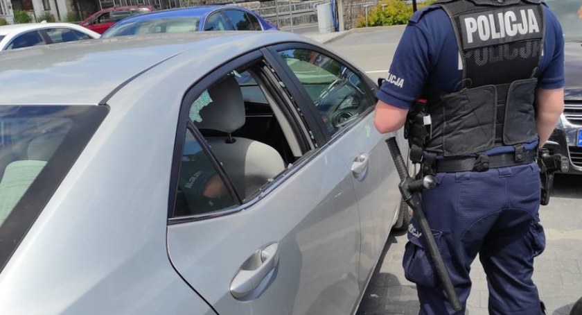 Na pomoc kierowcy ruszyli policjanci ze Szklarskiej Poręby