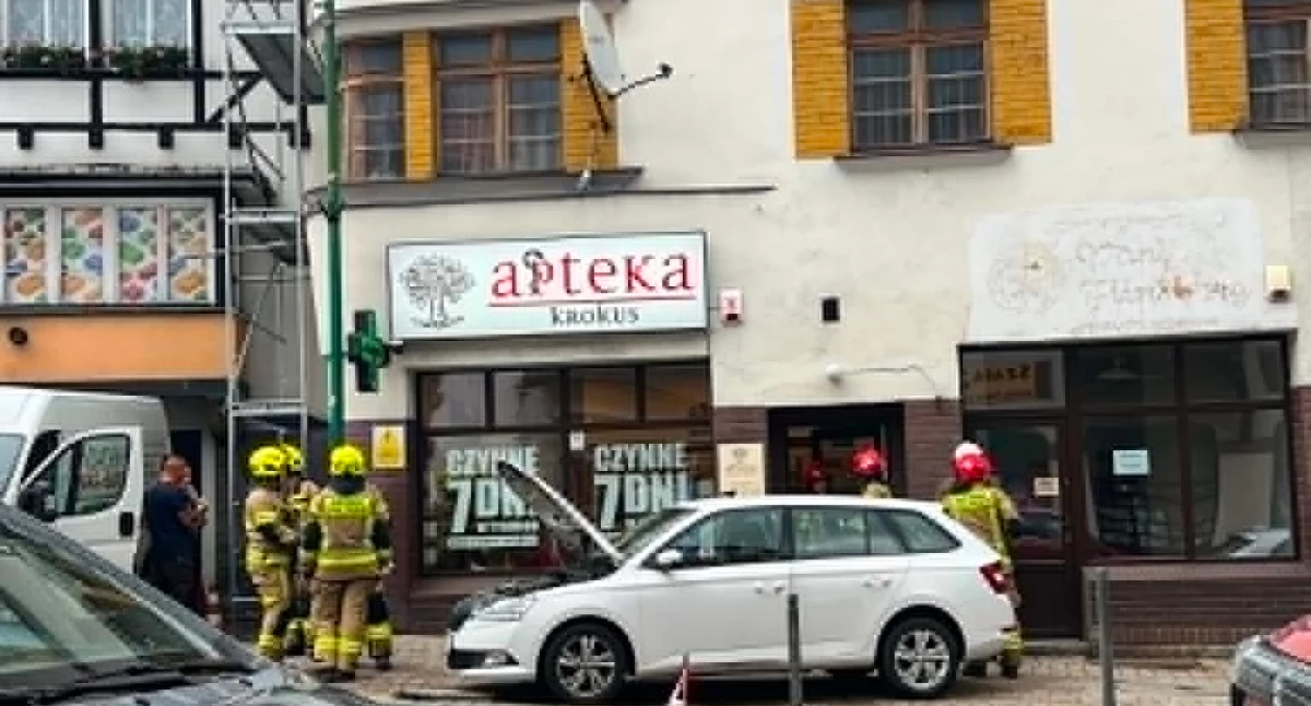 Zasłabła za kierownicą i wjechała na chodnik. O włos od tragedii w centrum Szklarskiej Poręby