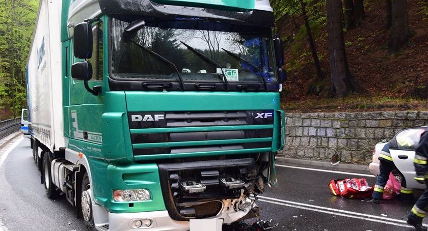 Wypadek pod Szklarską Porębą. Auto osobowe zderzyło się czołowo z TiRem