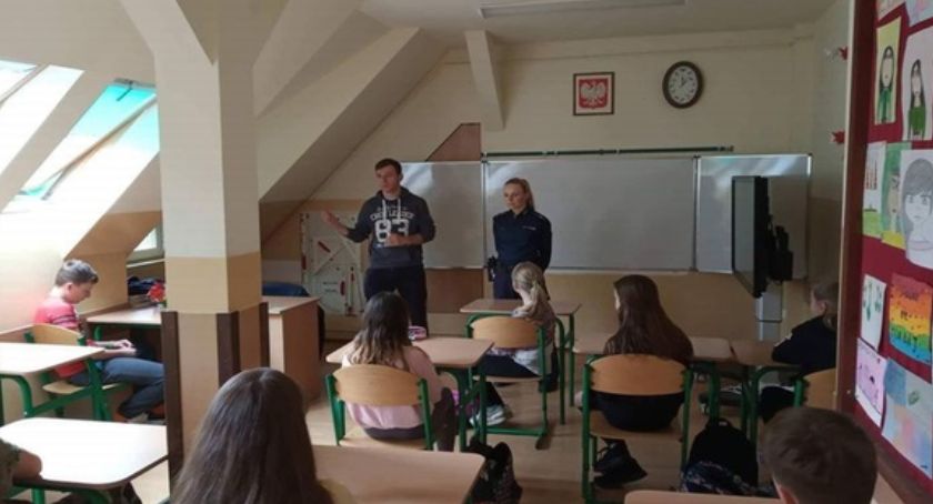 O bezpieczeństwie i zagrożeniach rozmawiała dzielnicowa z uczniami Szkoły Podstawowej nr 5