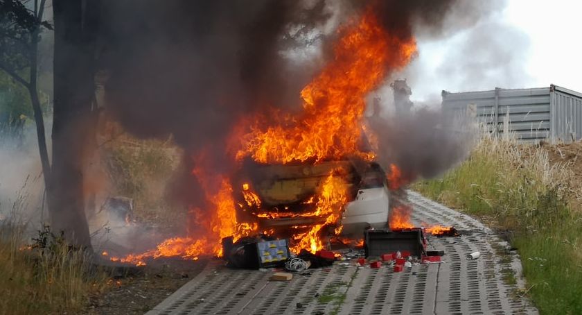 Pożar samochodu na ulicy Wiejskiej