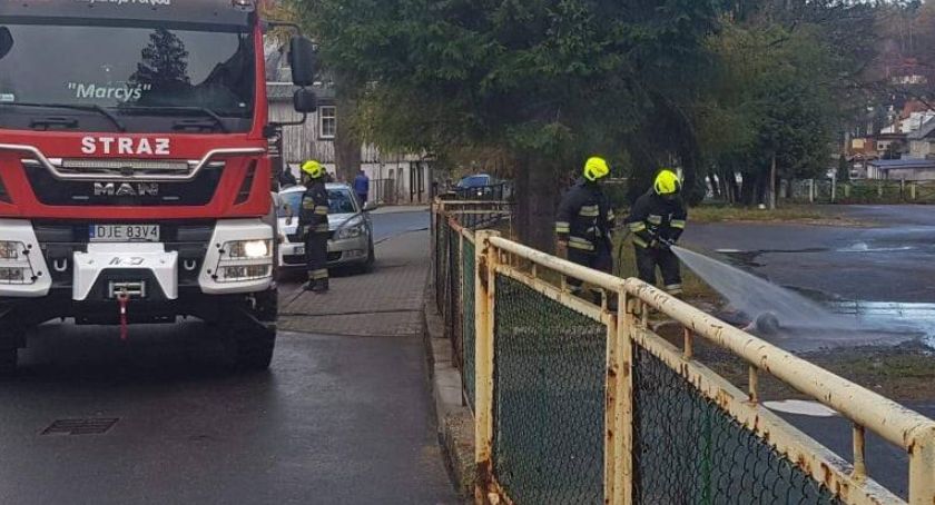 Kobieta wyniosła z budynku płonącą butlę z gazem