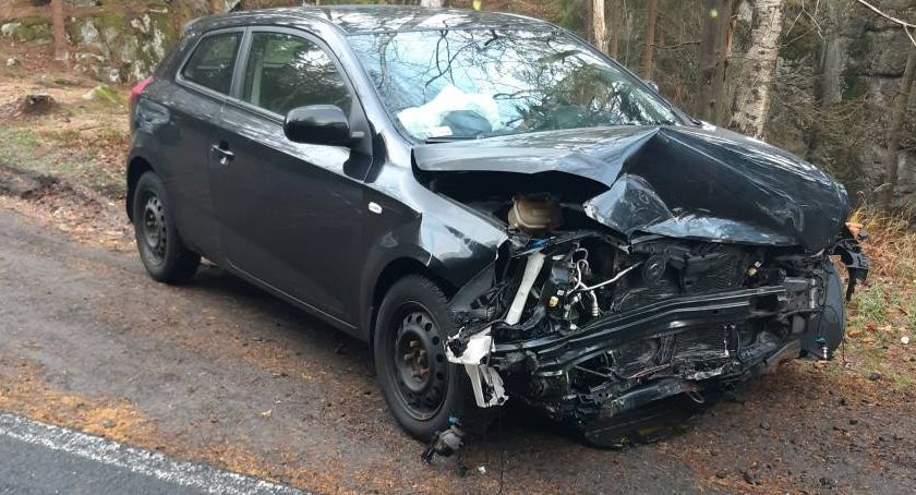 Ślisko na drogach. Czołowe zderzenie w okolicy Zakrętu Śmierci