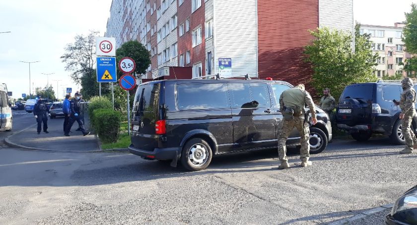 Postrzelenie na os. Kopernika w Legnicy. Policja zatrzymała podejrzanego [ZDJĘCIA]