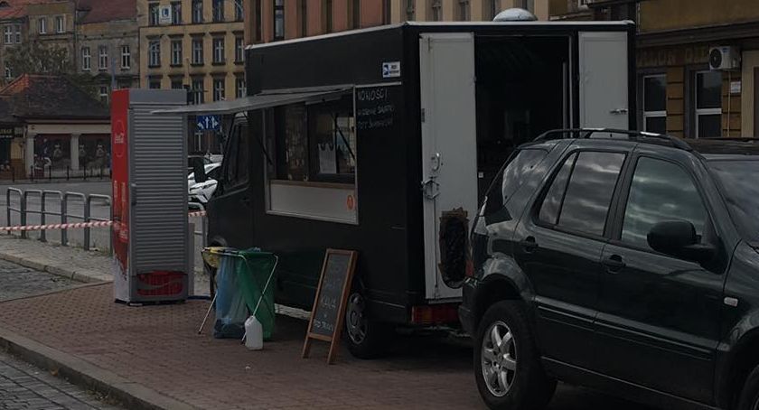 Ktoś zaatakował food truck przed legnickim dworcem PKP