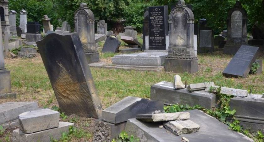 Tajemnice nekropolii, lasku, świątyń, fortyfikacji. Wracają spacery historyczne