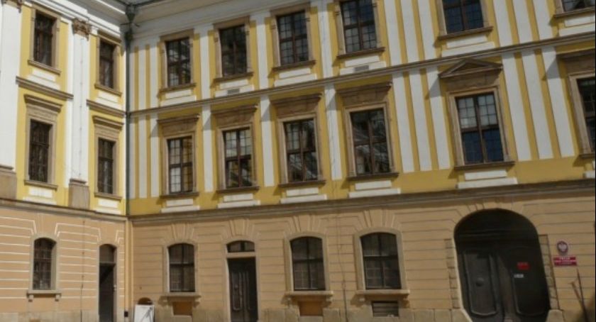 Nowe  e-usługi. Jakie sprawy urzędowe można załatwić bez wychodzenia z domu?
