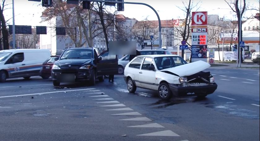 Przestępcy symulują wypadki i okradają swoje ofiary metodą na wnuczkę! 