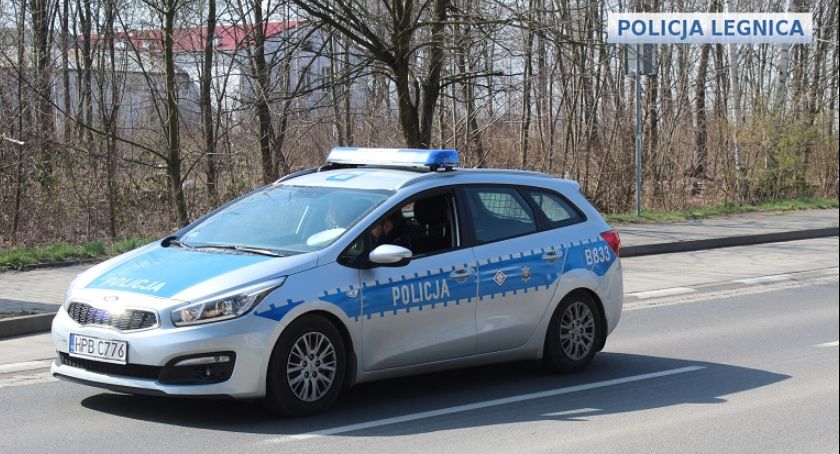 Byli kompletnie pijani. Pierwszy wytoczył się z ciężarówki, drugi jechał osobówką 