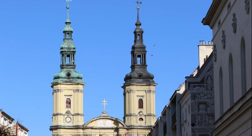 Koniec dyspensy. Biskup legnicki wzywa wiernych do kościołów
