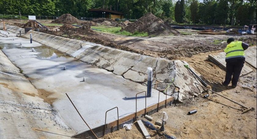Fontanny rosną jak na drożdżach. „Tyle że już powinny być gotowe”