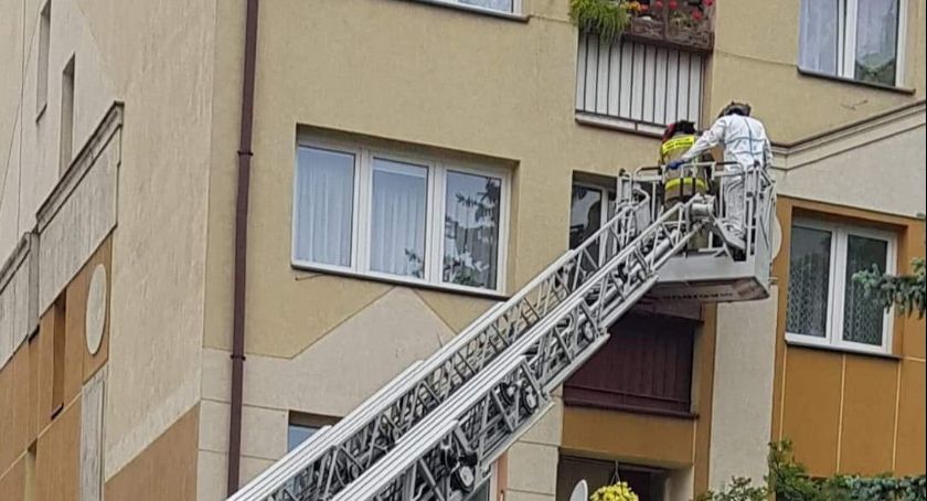 Akcja służb w centrum Legnicy. Sparaliżowany, 90-letni senior prosił o pomoc