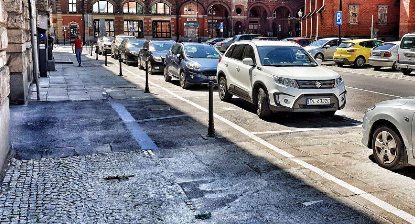 Zmiany na parkingu przed urzędem. Piesi zadowoleni, kierowcy mniej