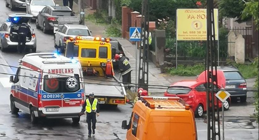 Wypadek na skrzyżowaniu Hutników z Lotniczą w Legnicy [ZDJĘCIA]