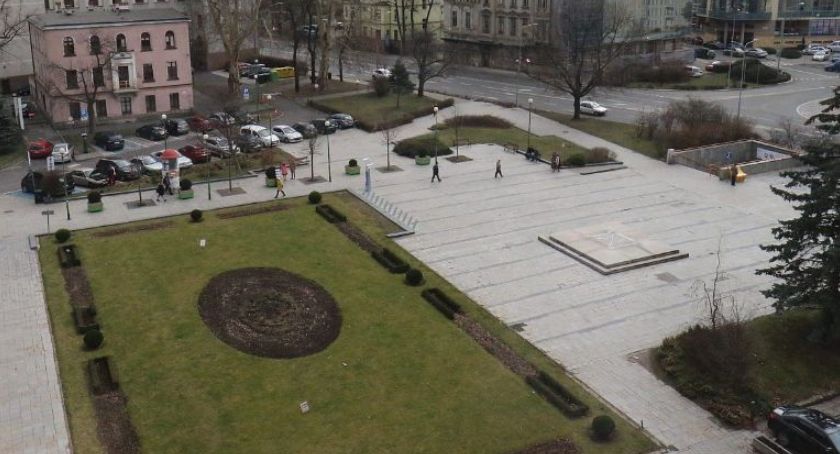 Na dokumentację dot. placu Słowiańskiego poczekamy do grudnia