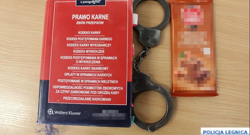 Senior chciał ukraść czekoladę i napadł na ochroniarza. Skończył w areszcie