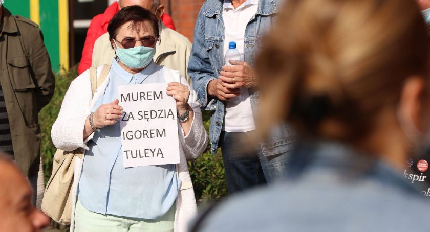 Pikieta przed legnickim sądem. „Każdy sędzia może pójść do więzienia” [ZDJĘCIA]