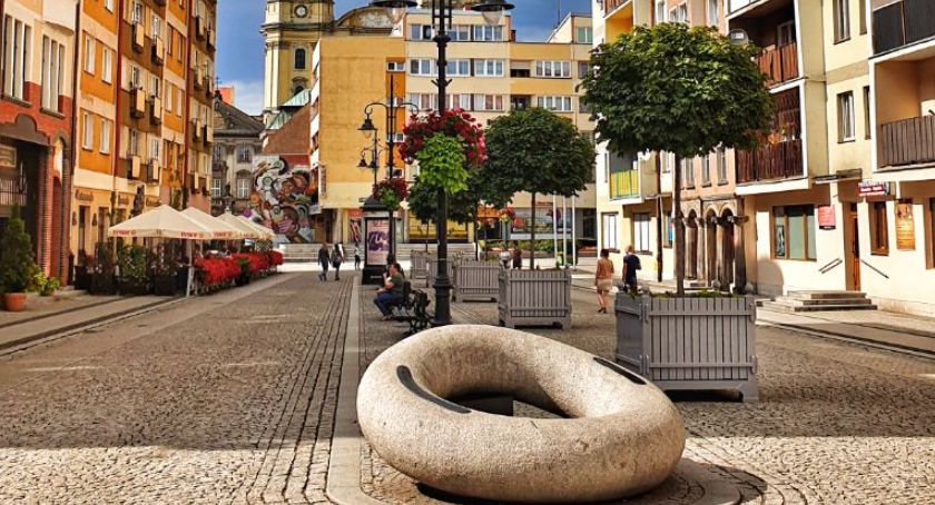 Jest nas coraz mniej. Legniczanie wyjeżdżają do Wrocławia i Kunic