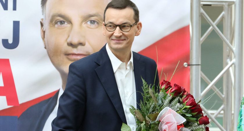 Kwiaty dla premiera. Mateusz Morawiecki w Legnicy [ZDJĘCIA]