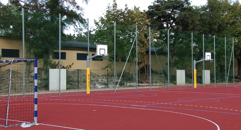 Za pasem wakacje, a szkolne boiska nadal zamknięte na cztery spusty