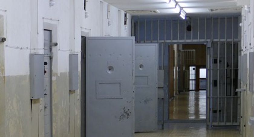 Dzieci zakładnikami konfliktu w związku? Rodzice trafili do aresztu 