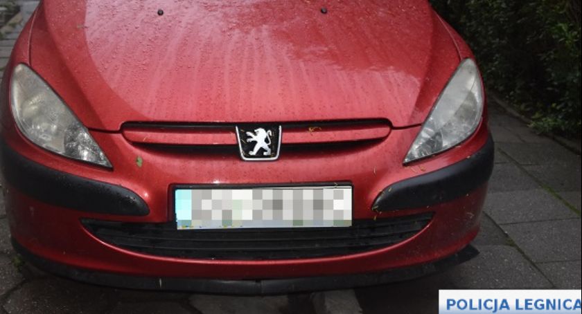 Skradziony samochód stał na ulicy. Złodziej zatrzymany przez policję