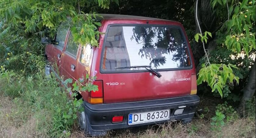 Straż miejska usuwa wraki samochodów zgłaszane przez mieszkańców [ZDJĘCIA]
