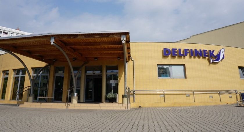 Basen Delfinek w wakacje otwarty – godziny otwarcia, ceny biletów