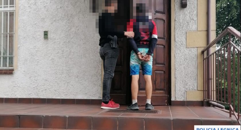 Nastolatek pojechał na plaże skuterem, a wrócił pijany kradzionym samochodem