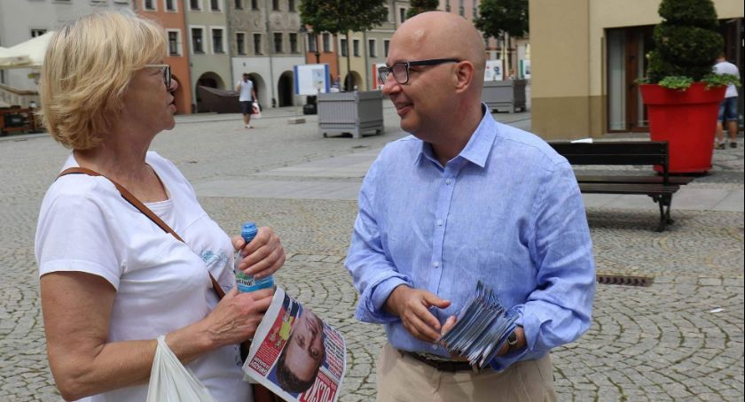 Do ostatniej chwili kampanii walczą o głosy niezdecydowanych legniczan 